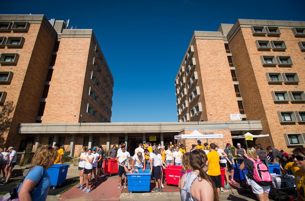 Students in front of Towers Complex on moving day